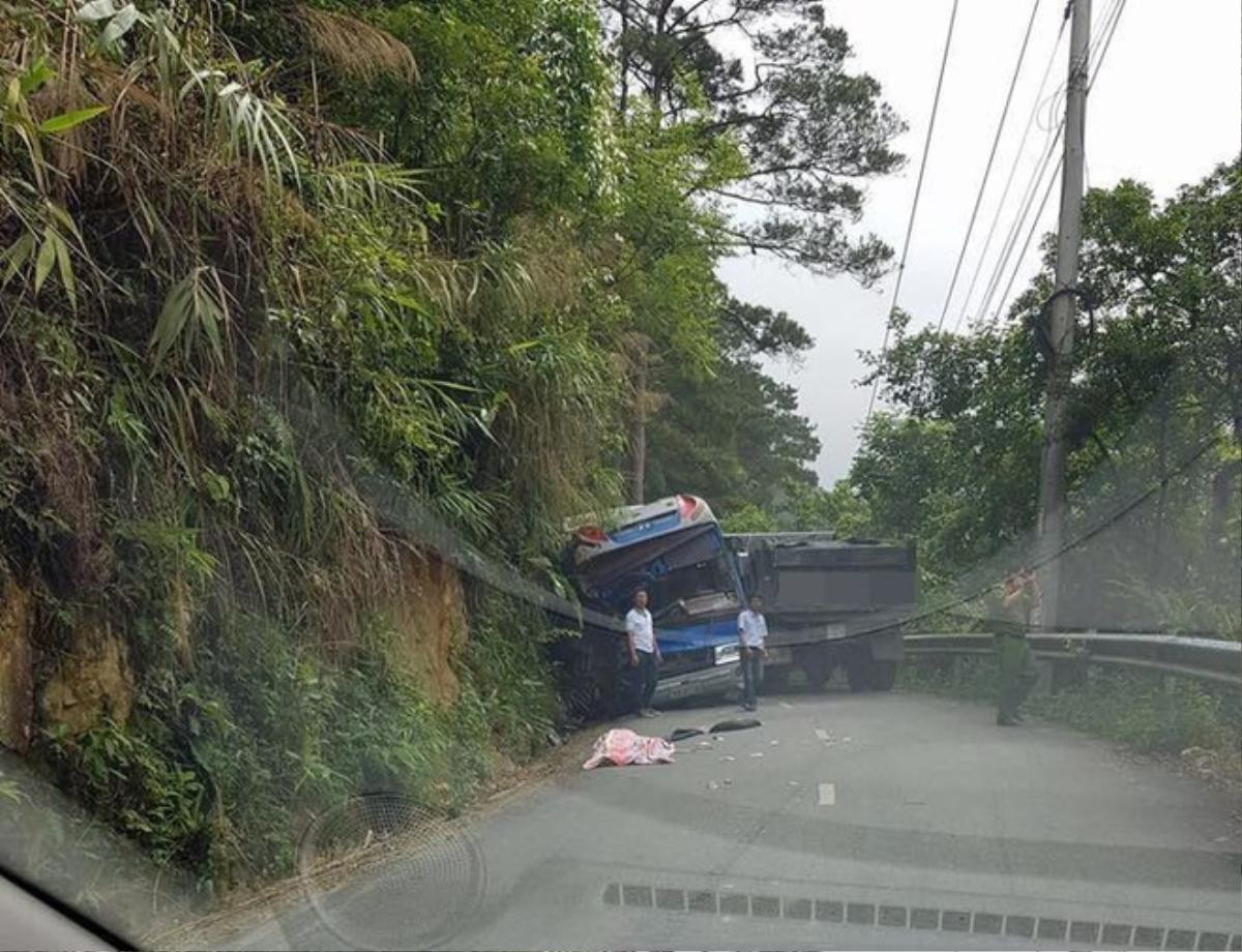 Xe ô tô chở học sinh lớp 11 đi thăm quan Tam Đảo bị đâm vào vách núi, 5 người thương vong Ảnh 1