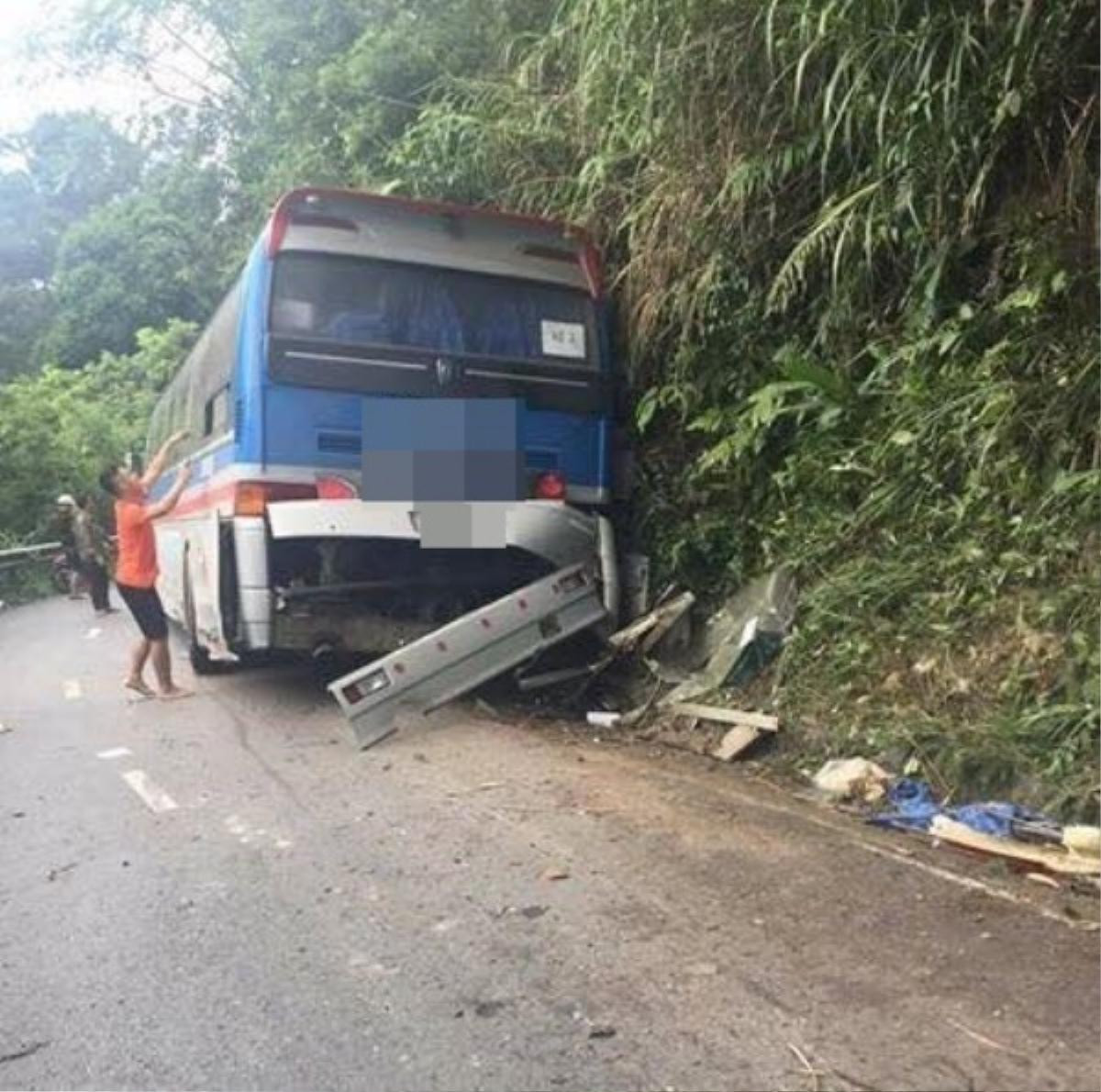 Xe ô tô chở học sinh lớp 11 đi thăm quan Tam Đảo bị đâm vào vách núi, 5 người thương vong Ảnh 3