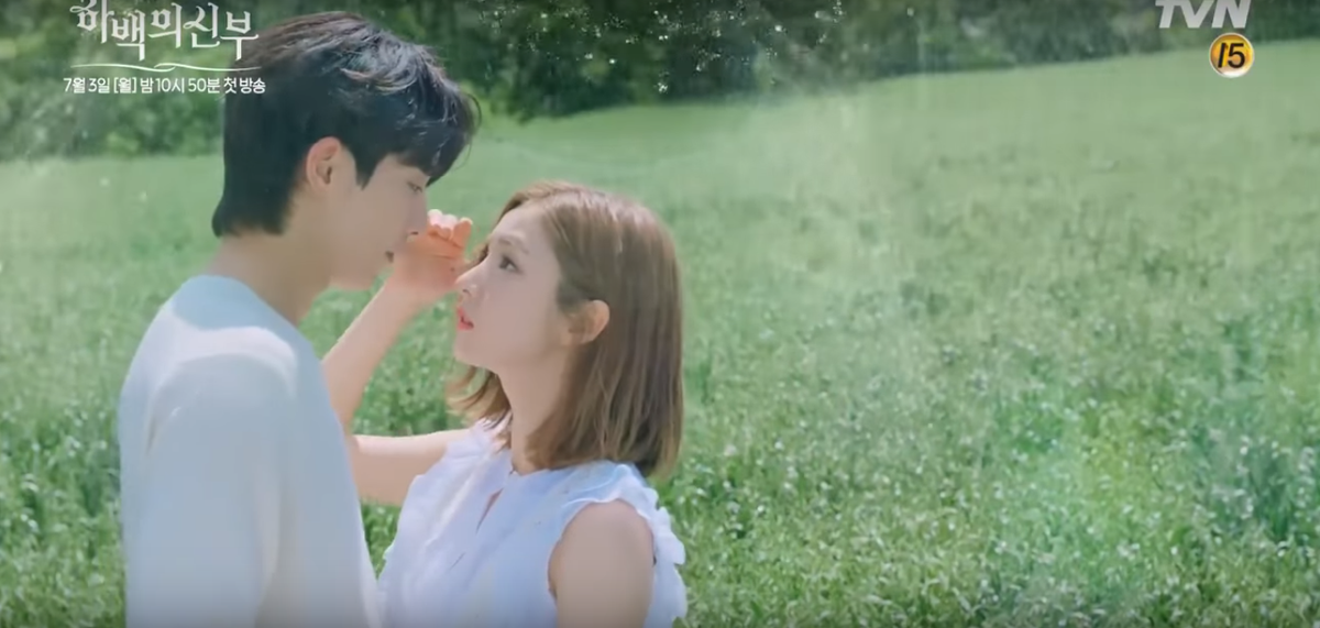 Cô dâu thủy thần tung ảnh mới, fan chết ngất vì Nam Joo Hyuk xả thân che chắn Shin Se Kyung giữa trời mưa Ảnh 3