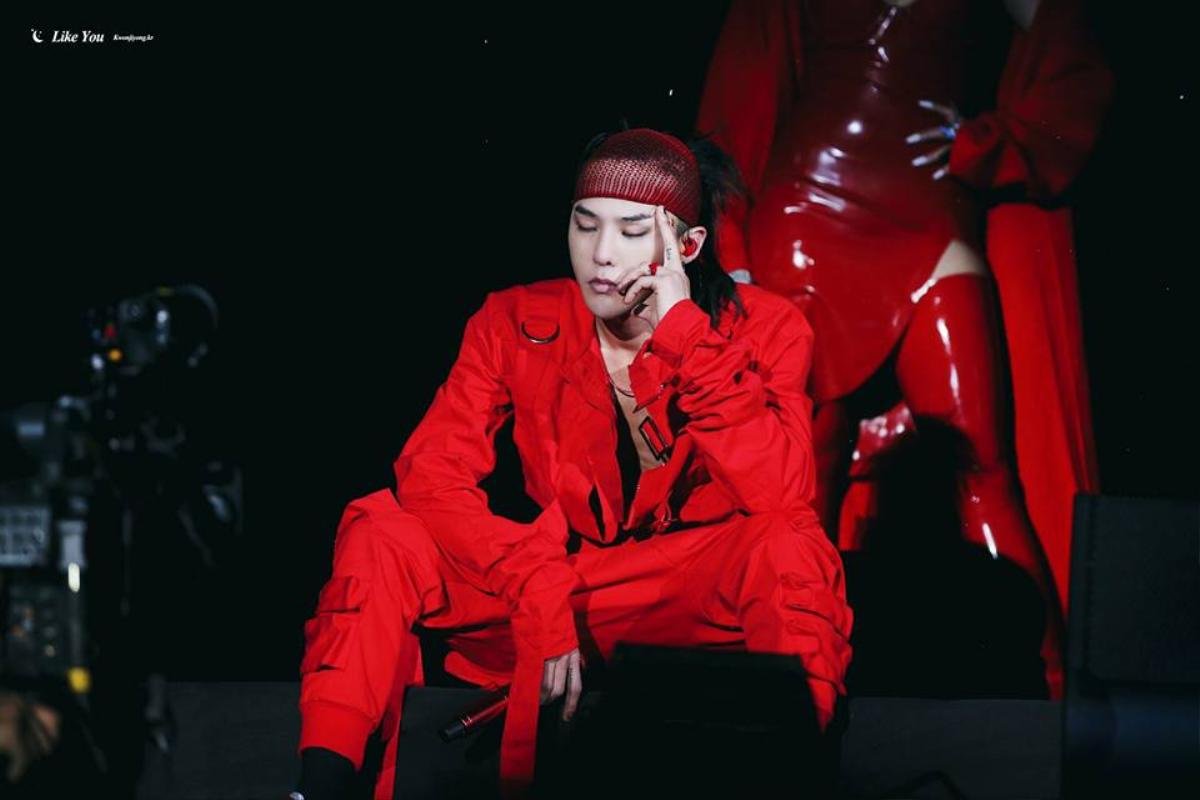 G-Dragon bất lực trước fan cuồng lao thẳng lên sân khấu kéo áo, ôm cổ Ảnh 5