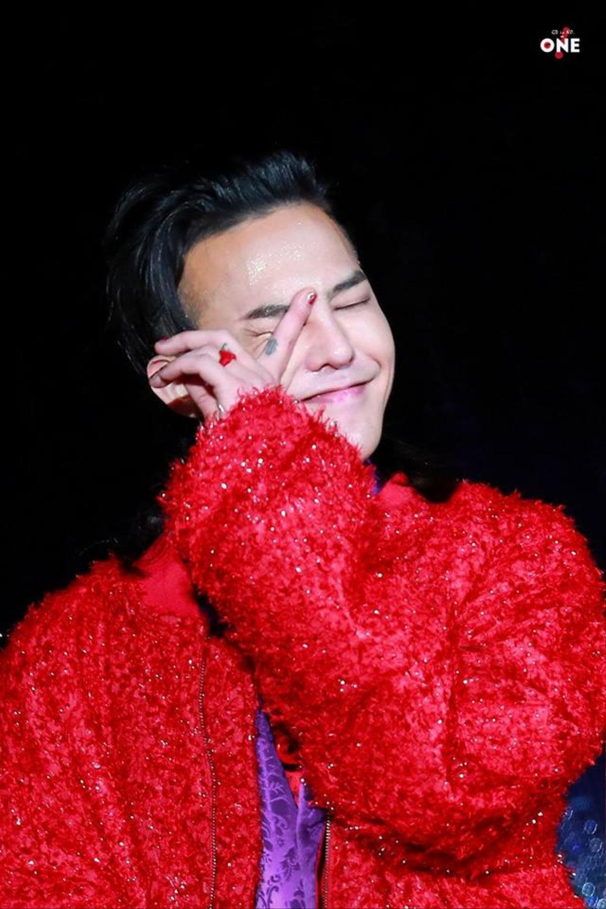 G-Dragon bất lực trước fan cuồng lao thẳng lên sân khấu kéo áo, ôm cổ Ảnh 2