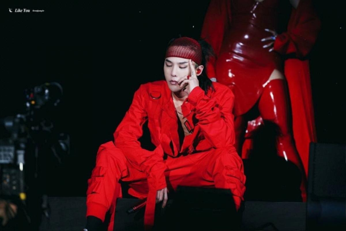 Mặc trang phục nữ của Chanel nhưng G-Dragon vẫn nam tính bất ngờ trong đêm diễn concert Ảnh 8