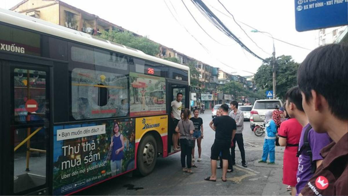 Hà Nội: Giận bạn gái, nam thanh niên cầm gạch ném vỡ kính xe buýt khiến một hành khách nhập viện Ảnh 1