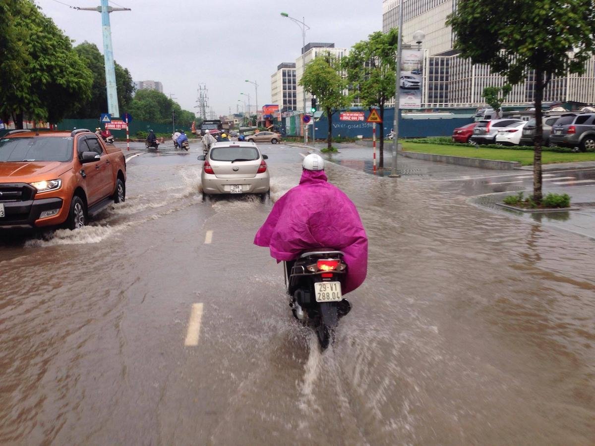 Hà Nội mưa trắng trời, người dân khổ sở giữa dòng nước ngập Ảnh 12