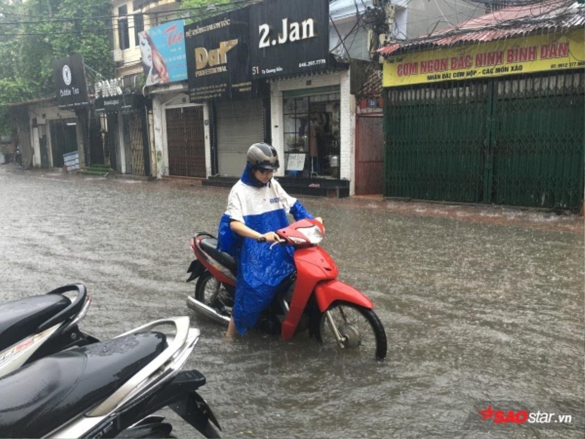 Hà Nội mưa trắng trời, người dân khổ sở giữa dòng nước ngập Ảnh 7