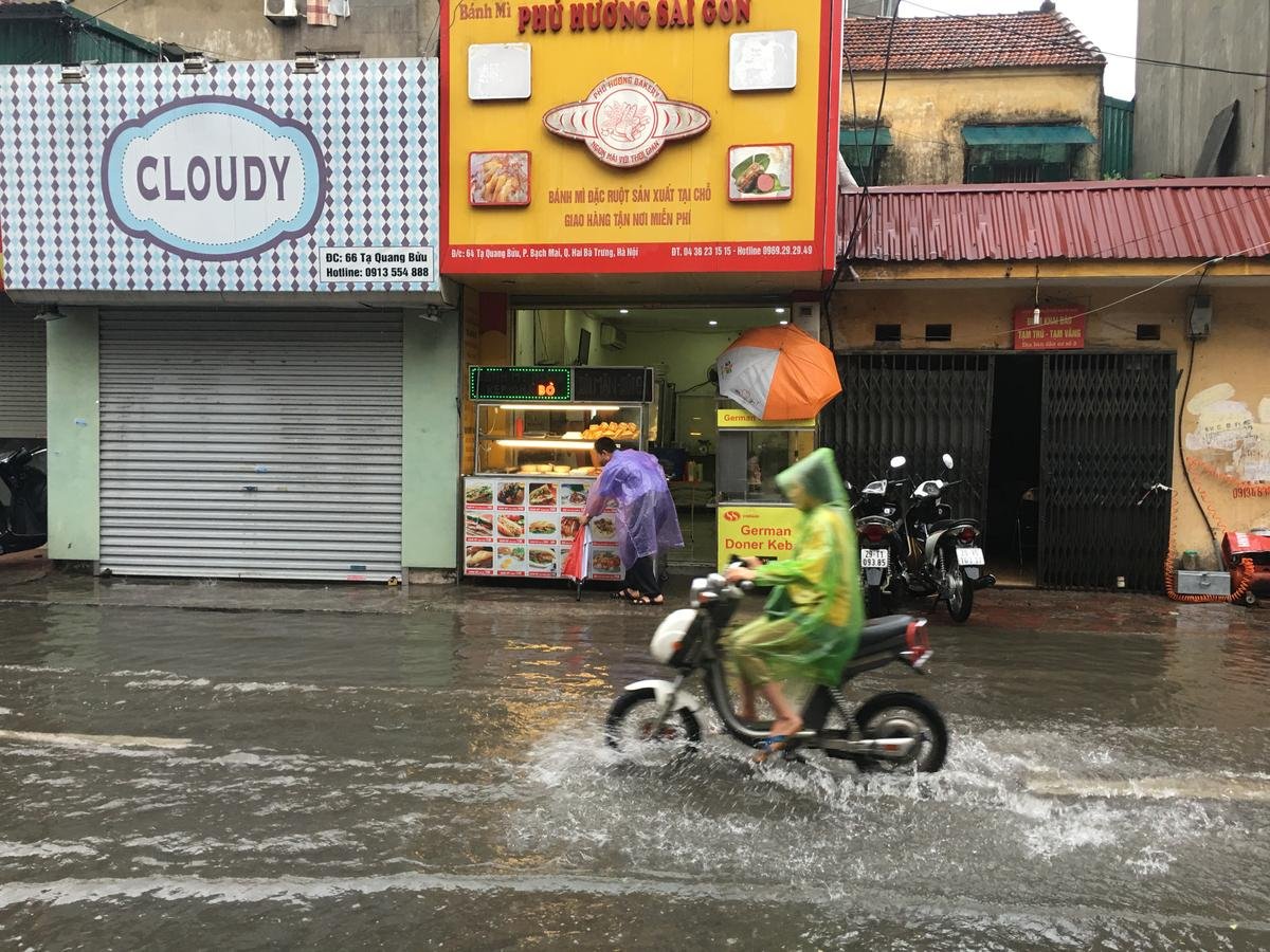 Hà Nội mưa trắng trời, người dân khổ sở giữa dòng nước ngập Ảnh 10