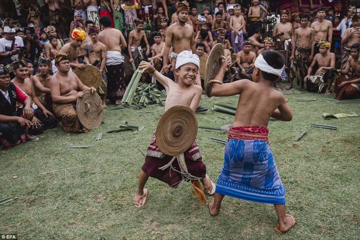 Indonesia: Đàn ông và trẻ em đánh nhau ‘tứa máu’ để cảm tạ thần linh trong lễ hội truyền thống Ảnh 4