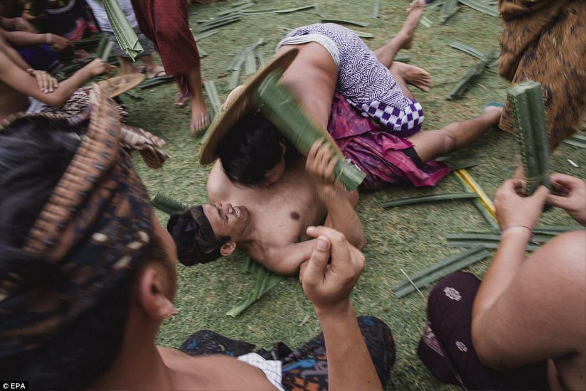 Indonesia: Đàn ông và trẻ em đánh nhau ‘tứa máu’ để cảm tạ thần linh trong lễ hội truyền thống Ảnh 5