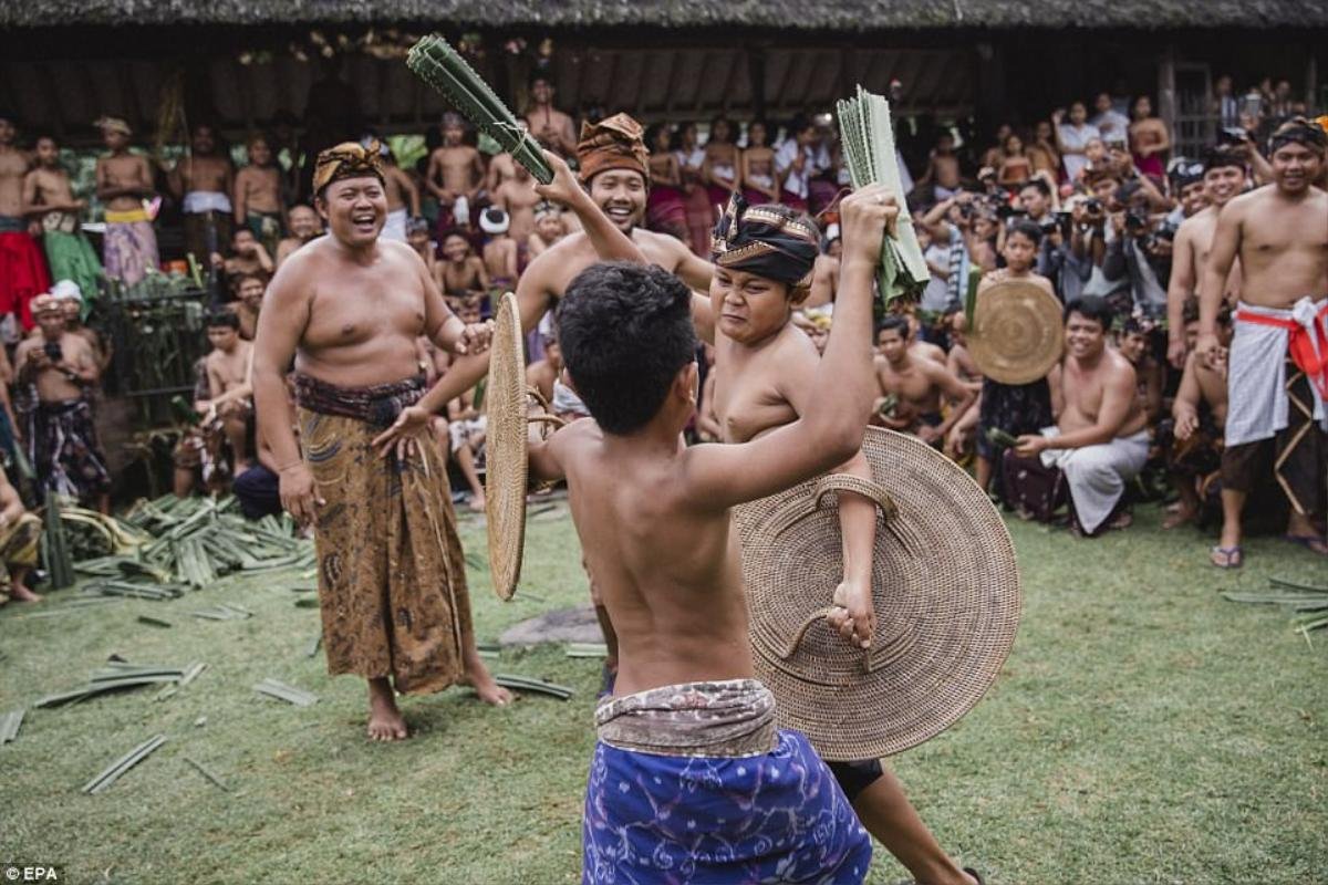 Indonesia: Đàn ông và trẻ em đánh nhau ‘tứa máu’ để cảm tạ thần linh trong lễ hội truyền thống Ảnh 6