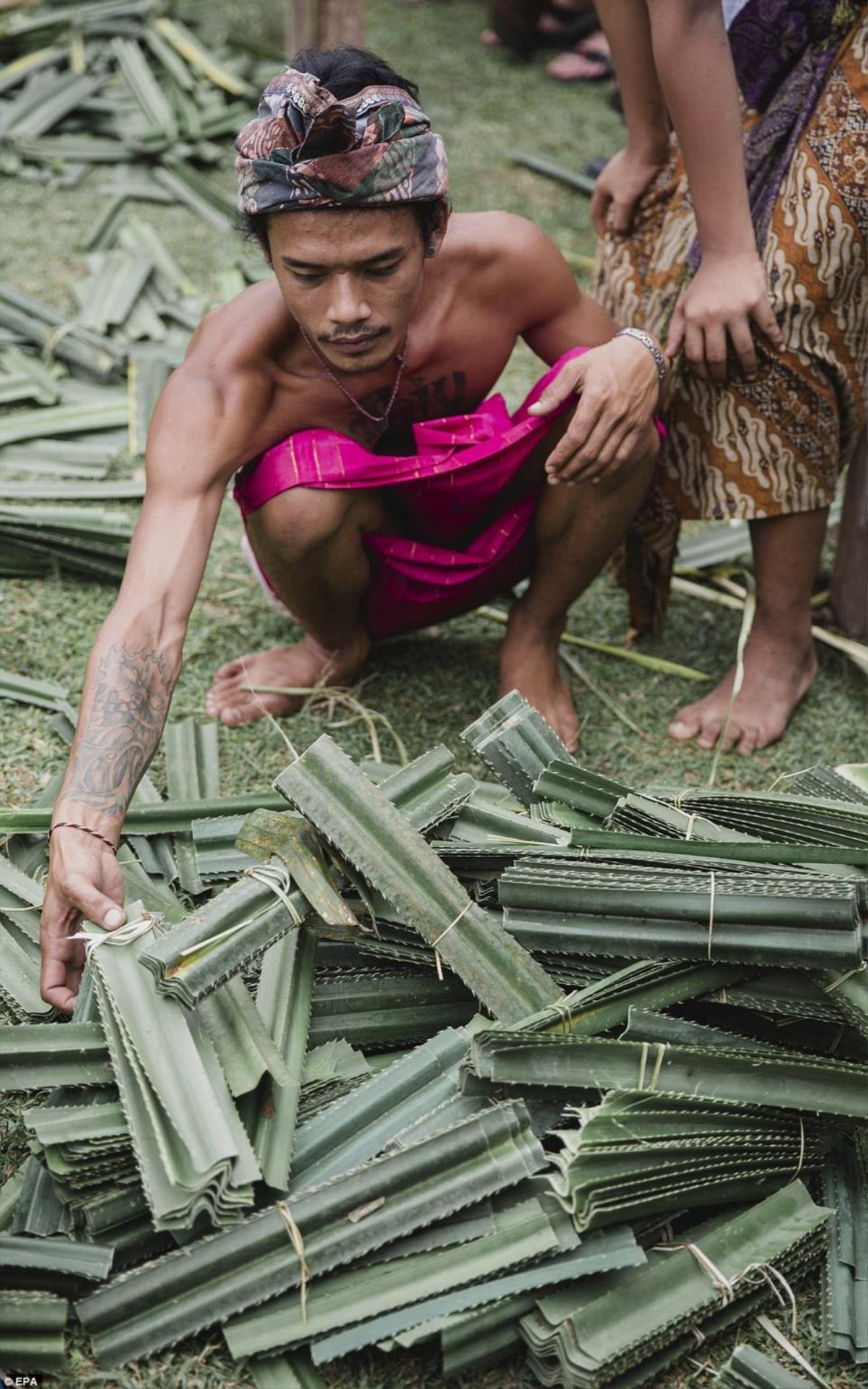 Indonesia: Đàn ông và trẻ em đánh nhau ‘tứa máu’ để cảm tạ thần linh trong lễ hội truyền thống Ảnh 2