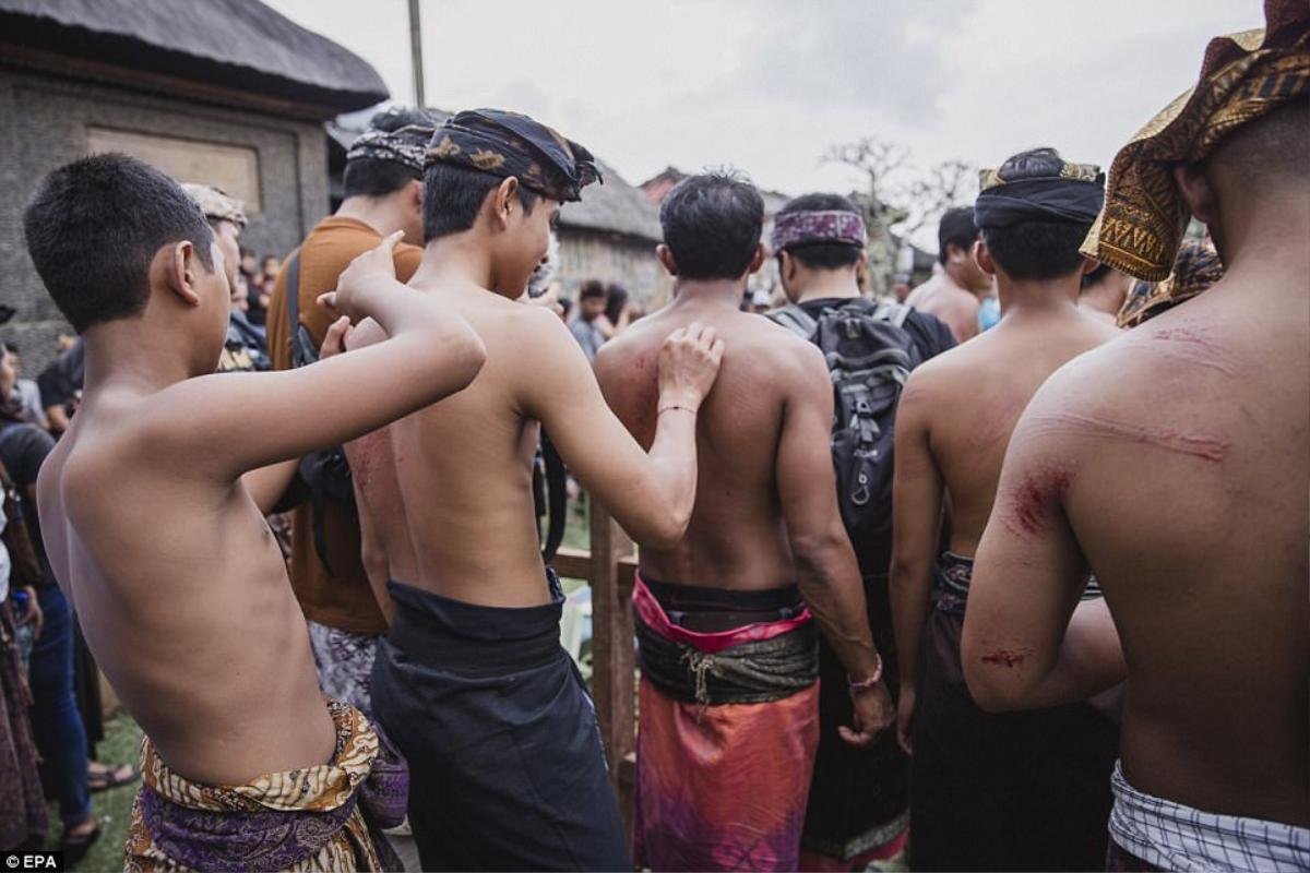 Indonesia: Đàn ông và trẻ em đánh nhau ‘tứa máu’ để cảm tạ thần linh trong lễ hội truyền thống Ảnh 10