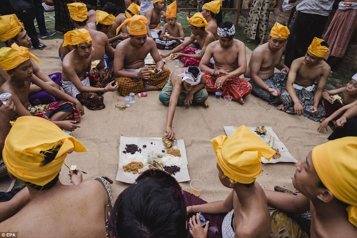 Indonesia: Đàn ông và trẻ em đánh nhau ‘tứa máu’ để cảm tạ thần linh trong lễ hội truyền thống Ảnh 8