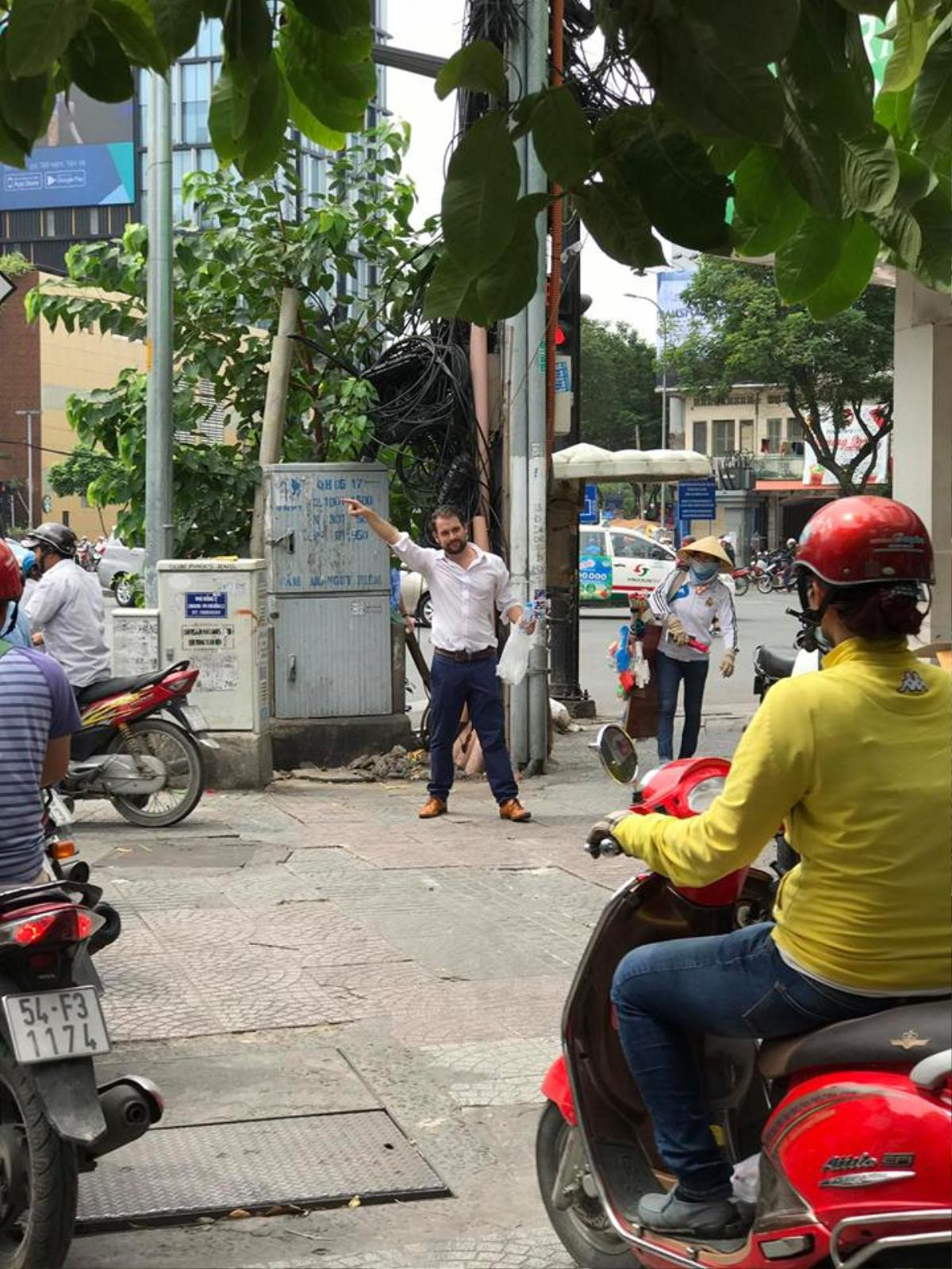 Anh Tây suýt bị đánh vì ngăn dòng xe máy lao trên vỉa hè: Chuyện của những người dân không biết hổ thẹn Ảnh 1