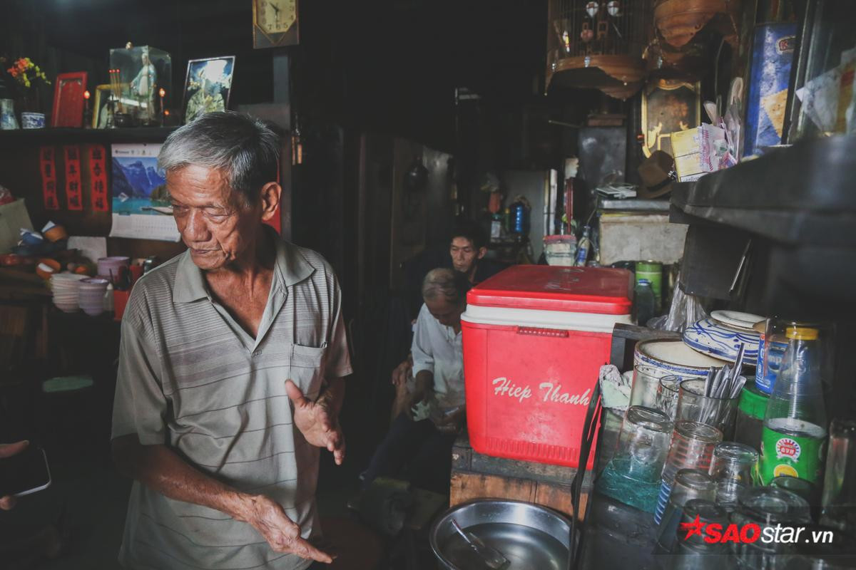 4.000 đồng cho một ly cà phê 'tài tử': Lọc trong vợt, ủ trong siêu và kho trên bếp than đỏ rực Ảnh 4