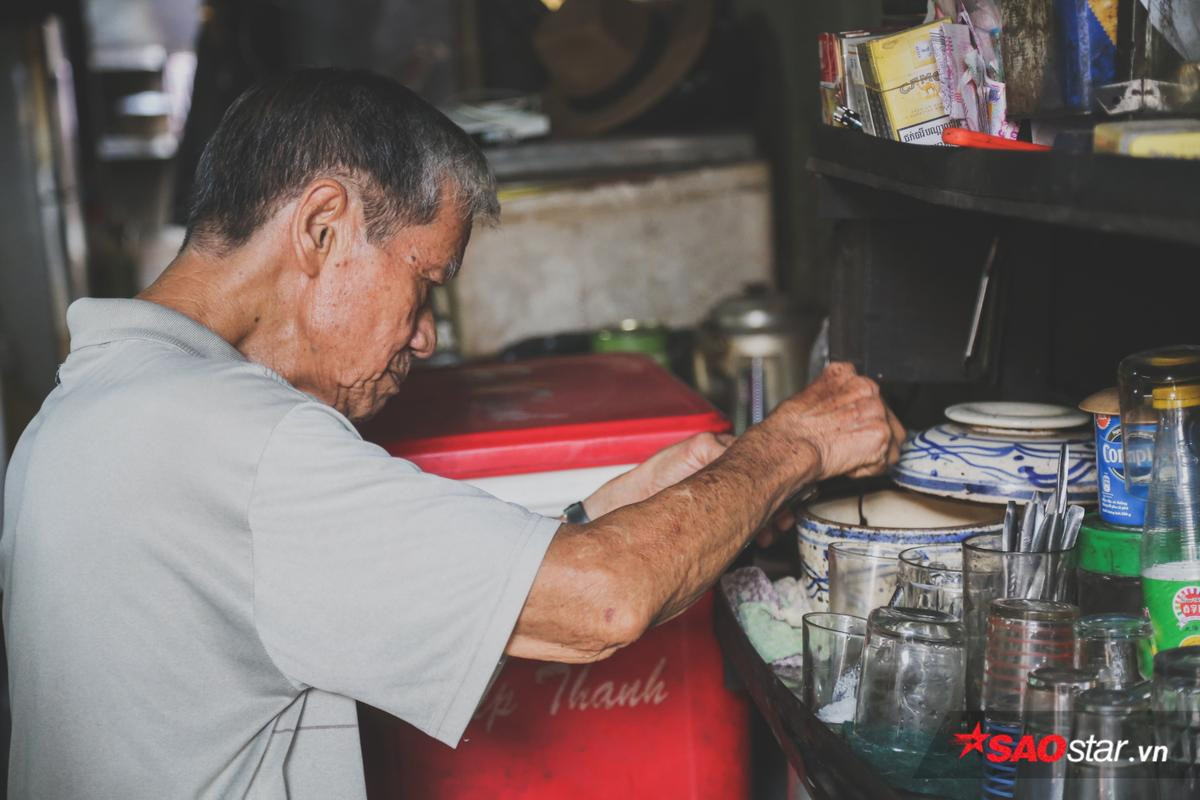 4.000 đồng cho một ly cà phê 'tài tử': Lọc trong vợt, ủ trong siêu và kho trên bếp than đỏ rực Ảnh 2