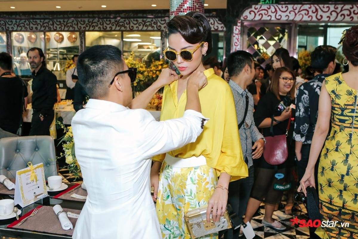 Sau tin đồn chụp ảnh cưới, Đông Nhi xuất hiện với style ngọt ngào trong Adrian Anh Tuấn Fashion Show Ảnh 8