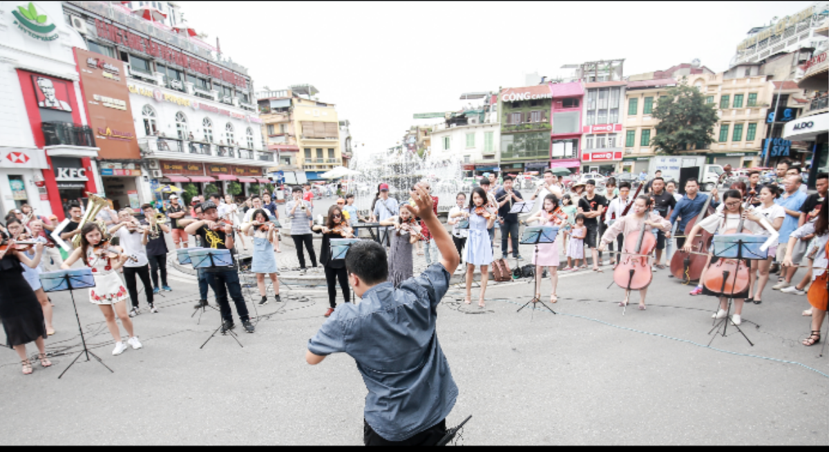 Ghen tị với màn cầu hôn hoành tráng tại phố đi bộ Hà Nội có ekip lên đến 70 người Ảnh 4