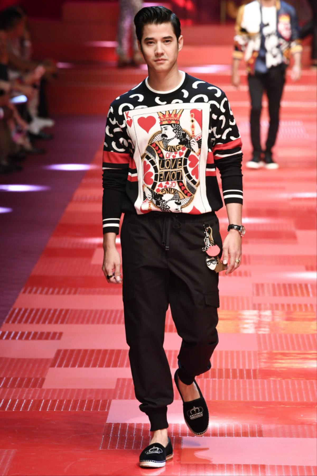 Catwalk cùng dàn mỹ nam, Vương Tuấn Khải lép vế thấy rõ trong show diễn Dolce & Gabbana Ảnh 6