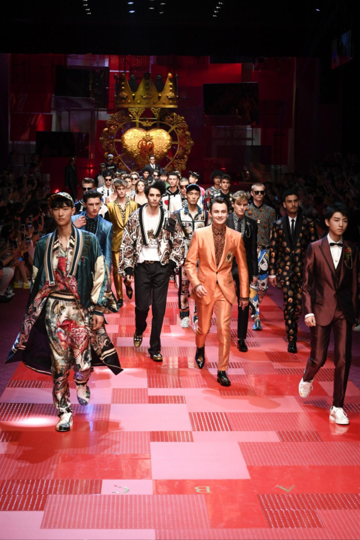 Catwalk cùng dàn mỹ nam, Vương Tuấn Khải lép vế thấy rõ trong show diễn Dolce & Gabbana Ảnh 1