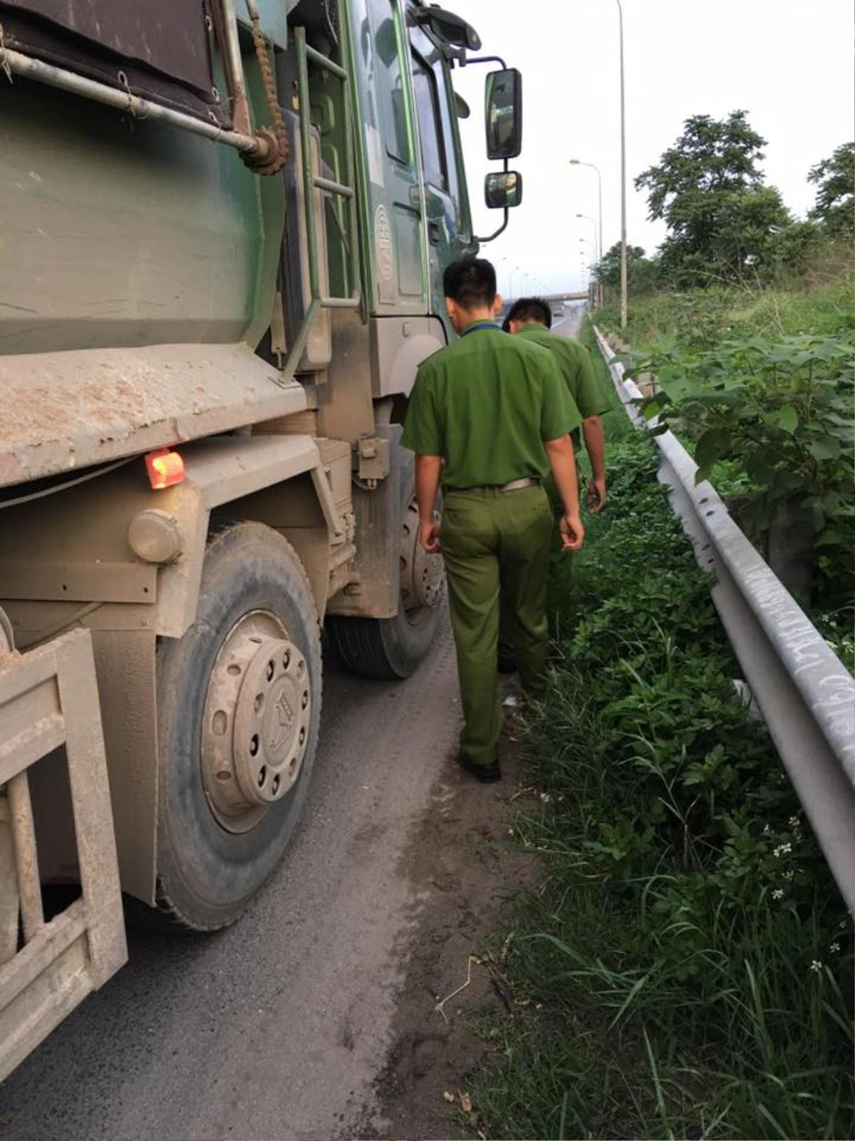 Dừng xe trên đại lộ Thăng Long, hai vợ chồng tài xế bị côn đồ dùng súng cướp tài sản Ảnh 6