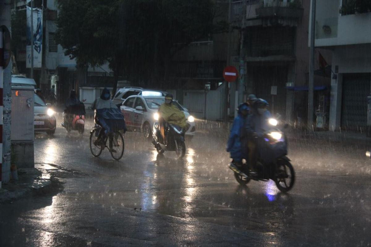 Sài Gòn ban ngày bỗng tối sầm, mưa lớn kèm gió mạnh khiến nhiều người hốt hoảng Ảnh 2