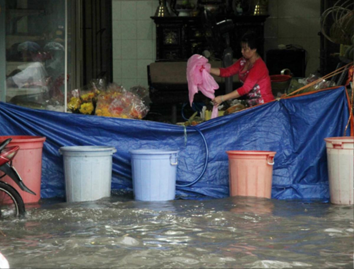 Sài Gòn ban ngày bỗng tối sầm, mưa lớn kèm gió mạnh khiến nhiều người hốt hoảng Ảnh 9