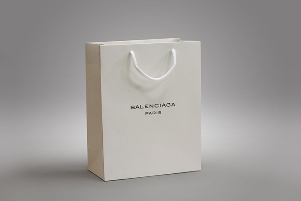 Balenciaga đang làm nên 'trò đùa tạo hóa' khi ra mắt túi xách như đồ miễn phí trong siêu thị với giá nghìn đô Ảnh 6