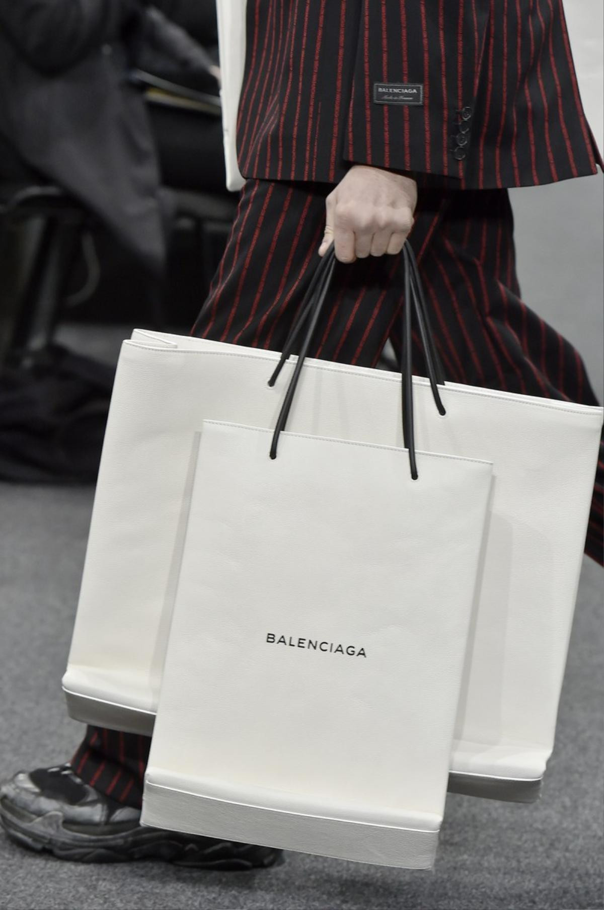 Balenciaga đang làm nên 'trò đùa tạo hóa' khi ra mắt túi xách như đồ miễn phí trong siêu thị với giá nghìn đô Ảnh 7