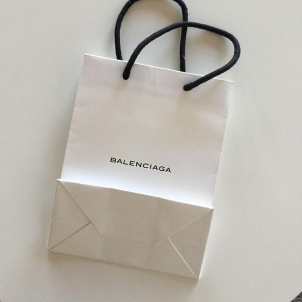 Balenciaga đang làm nên 'trò đùa tạo hóa' khi ra mắt túi xách như đồ miễn phí trong siêu thị với giá nghìn đô Ảnh 5