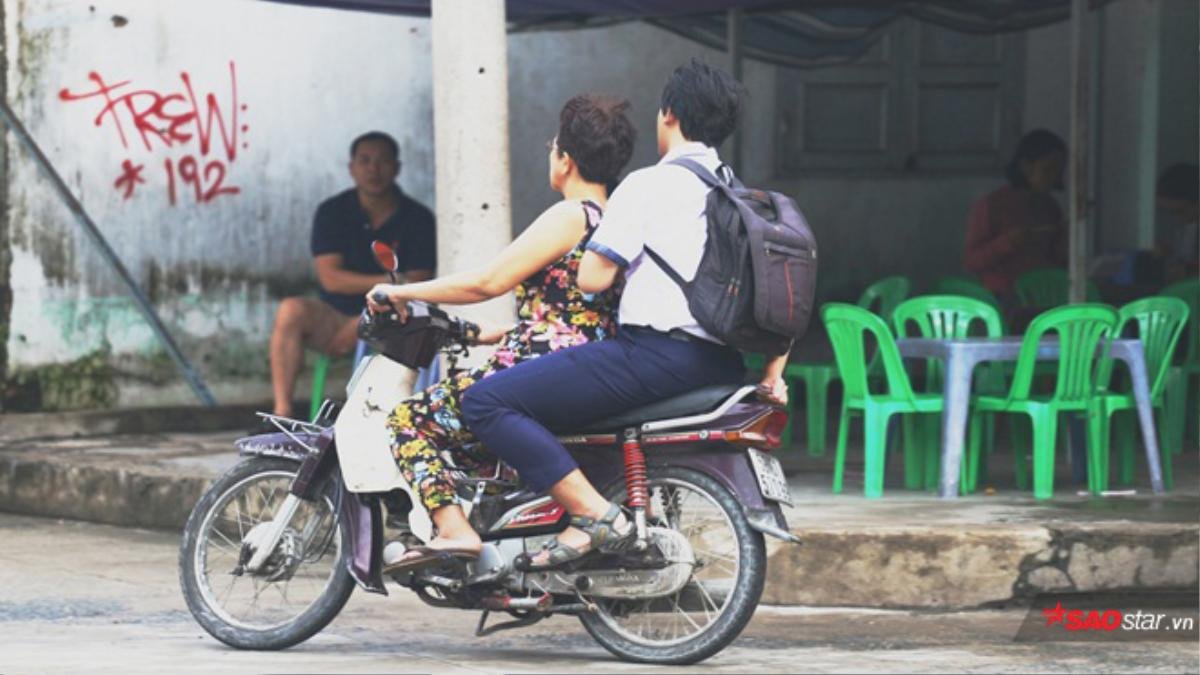 Quên thẻ dự thi, nam sinh được cô bán xôi đèo xe máy vượt hơn 10 cây số để kịp giờ thi Ảnh 1