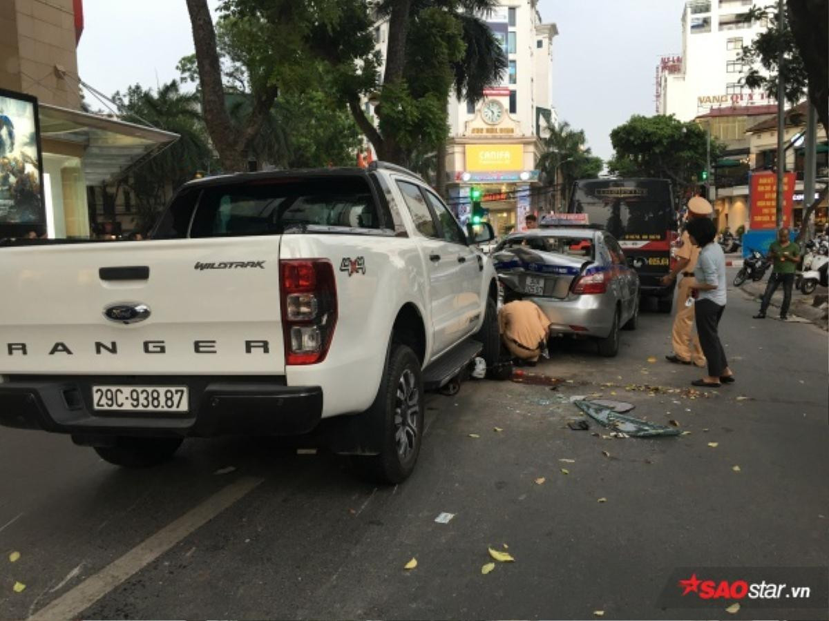 Ô tô 'điên' đâm liên hoàn trên phố Bà Triệu: Hai anh em nữ sinh gặp nạn, một người nguy kịch Ảnh 5