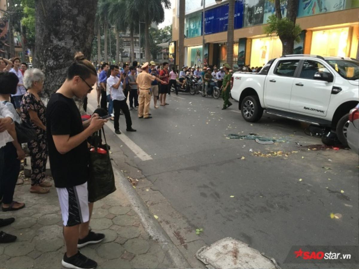 Ô tô 'điên' đâm liên hoàn trên phố Bà Triệu: Hai anh em nữ sinh gặp nạn, một người nguy kịch Ảnh 8