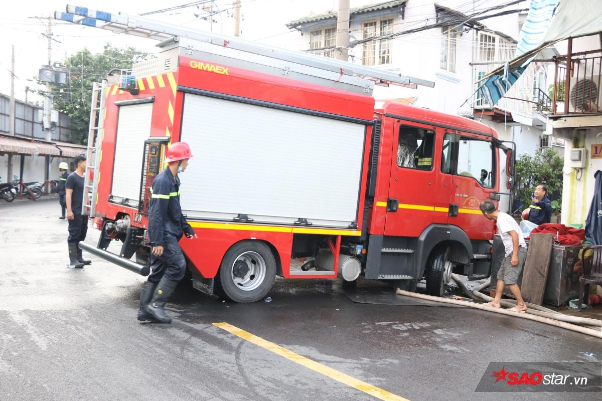 Sự lạc quan trong cơn bão lửa quận 4: 'Nhà bị đập còn hơn mất hết, sau này mình xây lại vậy' Ảnh 1