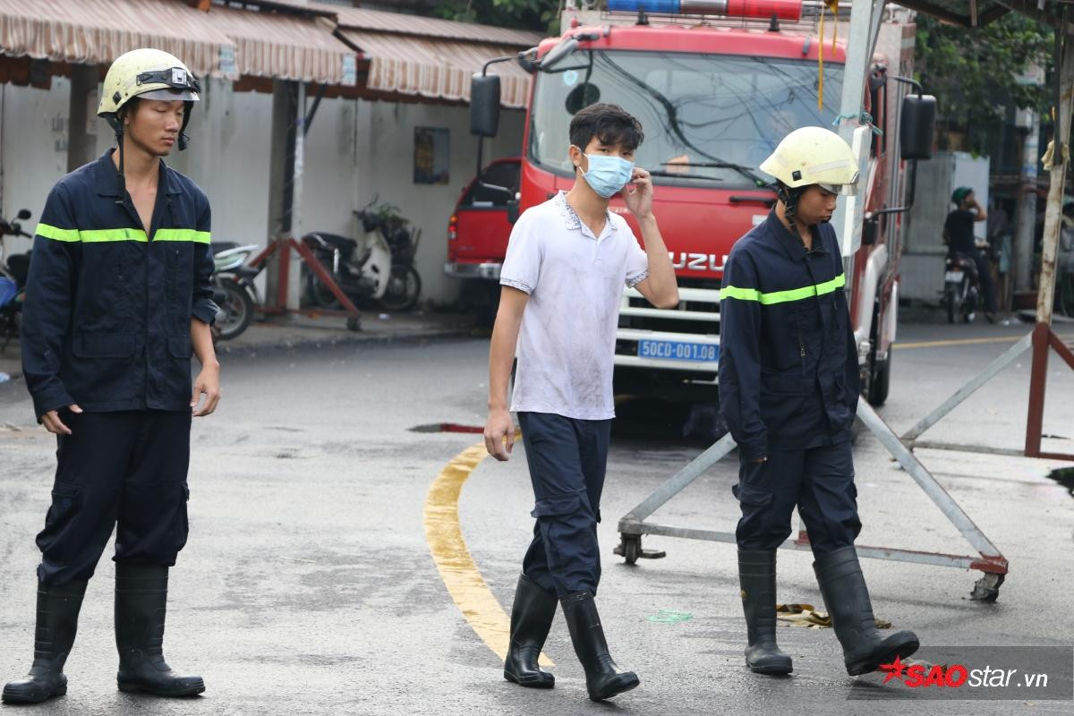 Sự lạc quan trong cơn bão lửa quận 4: 'Nhà bị đập còn hơn mất hết, sau này mình xây lại vậy' Ảnh 2