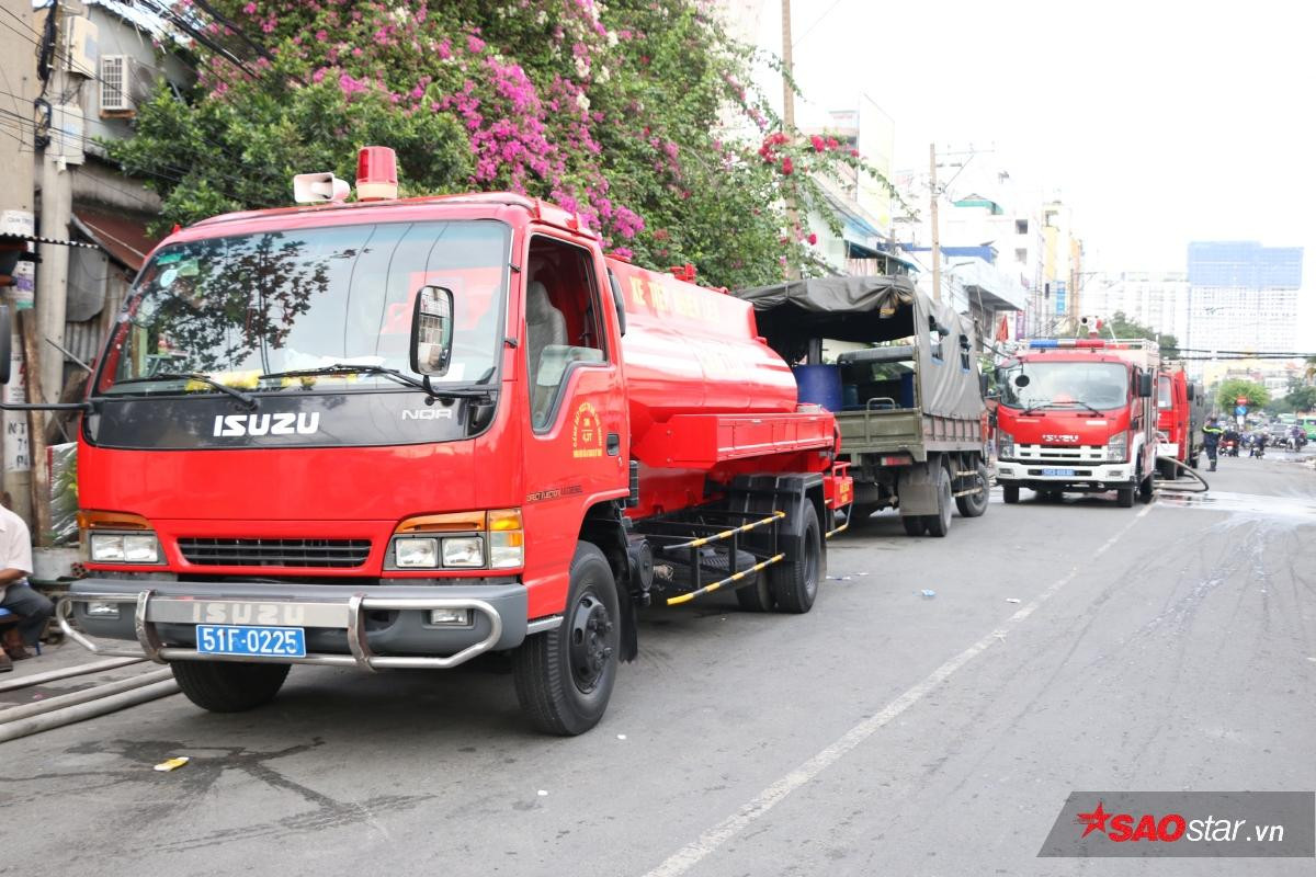 Sự lạc quan trong cơn bão lửa quận 4: 'Nhà bị đập còn hơn mất hết, sau này mình xây lại vậy' Ảnh 3