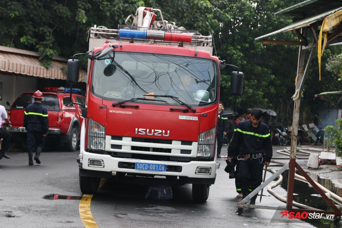 Sự lạc quan trong cơn bão lửa quận 4: 'Nhà bị đập còn hơn mất hết, sau này mình xây lại vậy' Ảnh 5