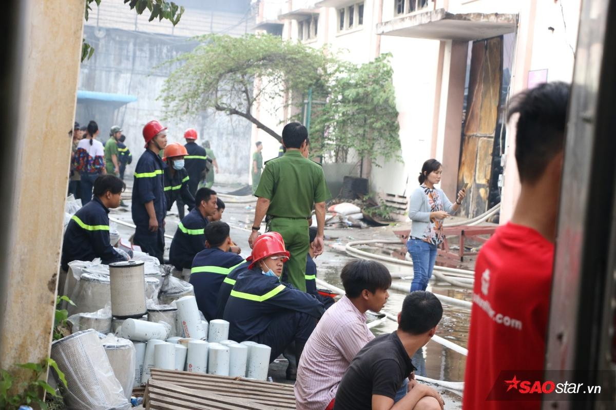 Sự lạc quan trong cơn bão lửa quận 4: 'Nhà bị đập còn hơn mất hết, sau này mình xây lại vậy' Ảnh 7