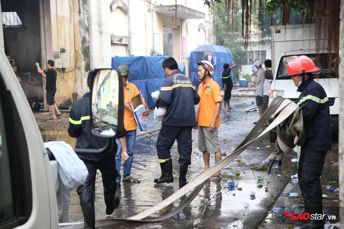 Sự lạc quan trong cơn bão lửa quận 4: 'Nhà bị đập còn hơn mất hết, sau này mình xây lại vậy' Ảnh 8