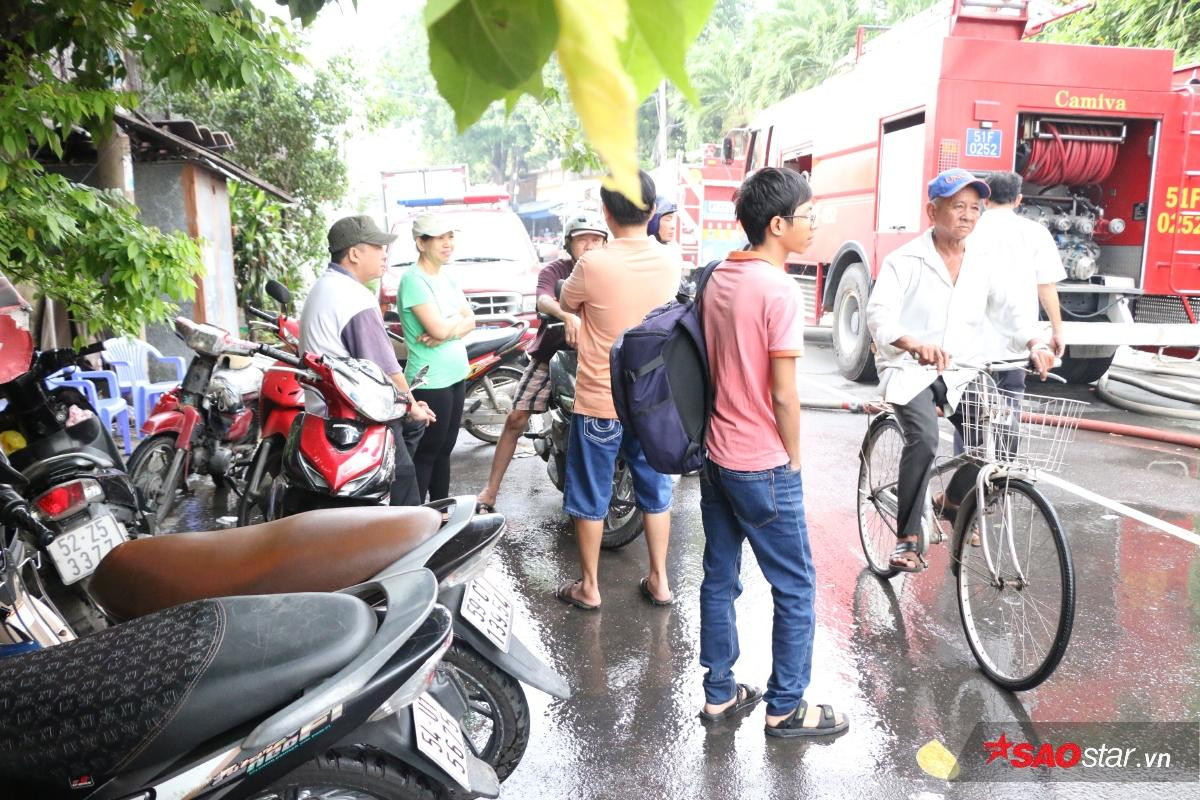 Sự lạc quan trong cơn bão lửa quận 4: 'Nhà bị đập còn hơn mất hết, sau này mình xây lại vậy' Ảnh 10