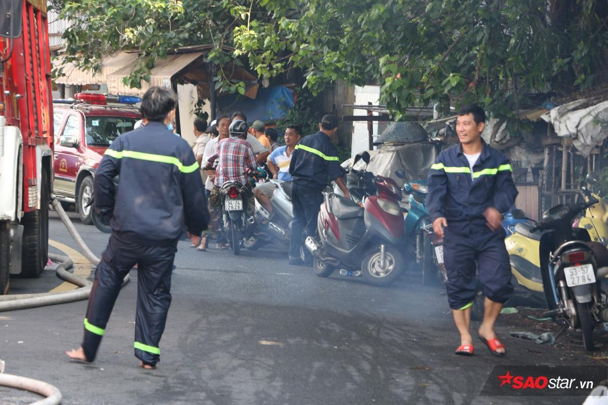 Sự lạc quan trong cơn bão lửa quận 4: 'Nhà bị đập còn hơn mất hết, sau này mình xây lại vậy' Ảnh 13