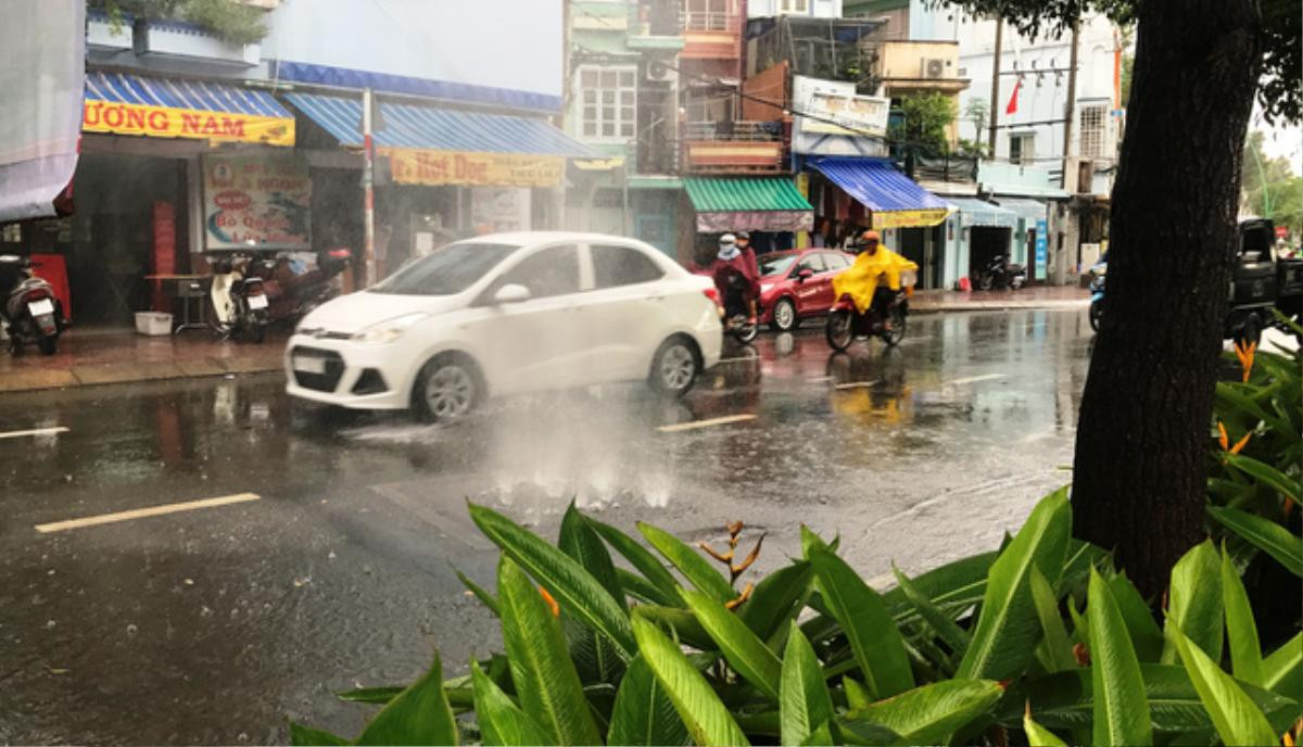 Hiện tượng lạ: 'Nhạc nước' trong mưa lớn ở TP HCM Ảnh 2