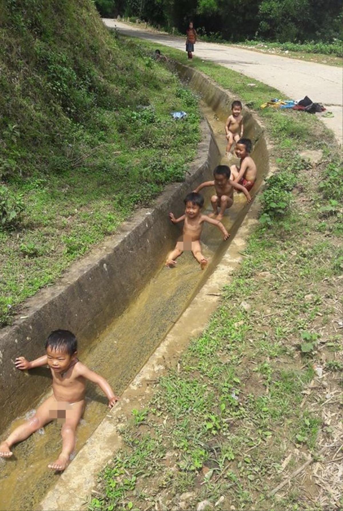 'Công viên nước' của những đứa trẻ vùng cao chỉ đơn giản là cái mương nước bé tí như thế này thôi! Ảnh 1