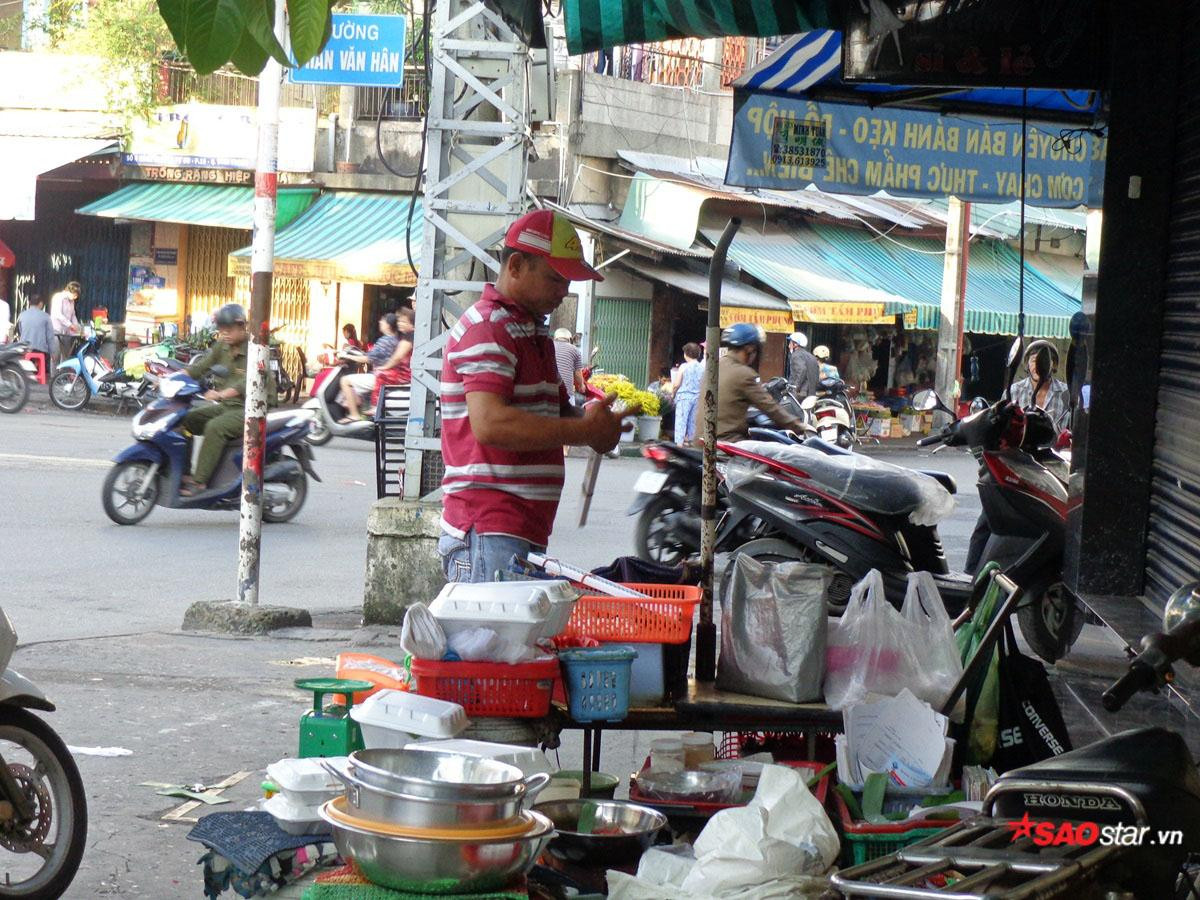 Ghé thăm quán của cô bán xôi tốt bụng chở nam sinh về lấy giấy dự thi: 5h sáng mở hàng, 6h hơn đã hết veo! Ảnh 7