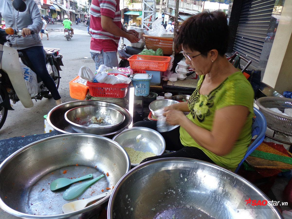 Ghé thăm quán của cô bán xôi tốt bụng chở nam sinh về lấy giấy dự thi: 5h sáng mở hàng, 6h hơn đã hết veo! Ảnh 6