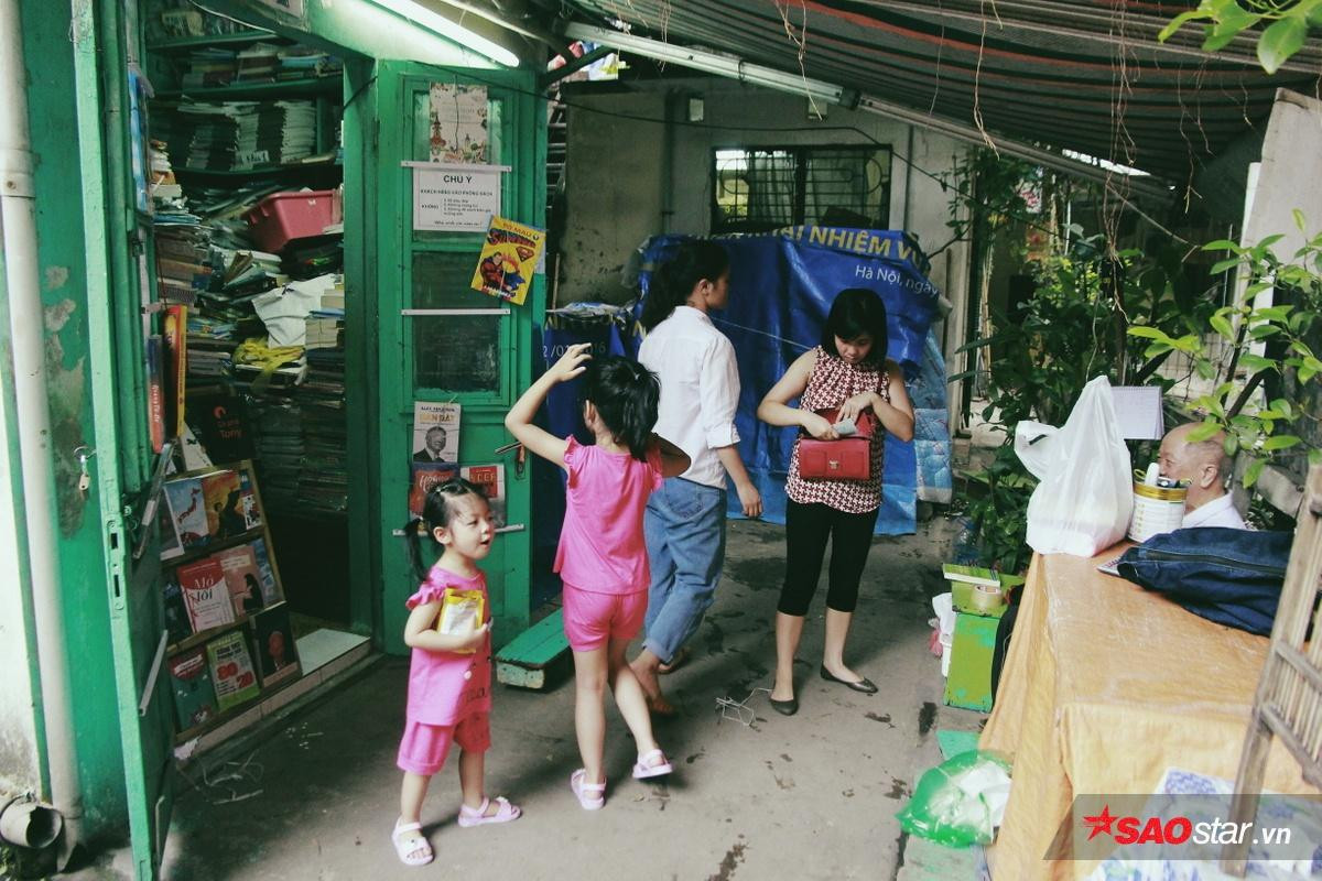 Những tiệm sách nhỏ ẩn sâu trong căn gác phố Đinh Lễ mà không phải 'mọt sách' nào cũng biết Ảnh 10