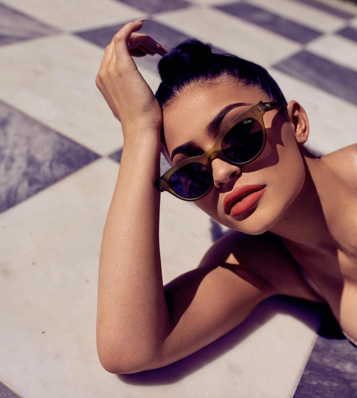 Kylie Jenner vừa cắt phăng tóc, 'chơi' luôn tông tím cho hợp màu kính mới ra? Ảnh 6