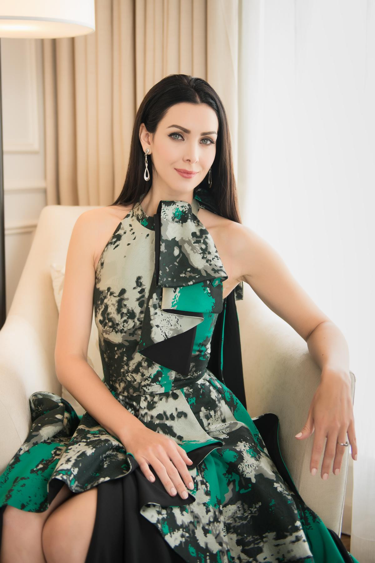 HH Hoàn Vũ Natalie Glebova khoe sắc trong thiết kế Việt Ảnh 5