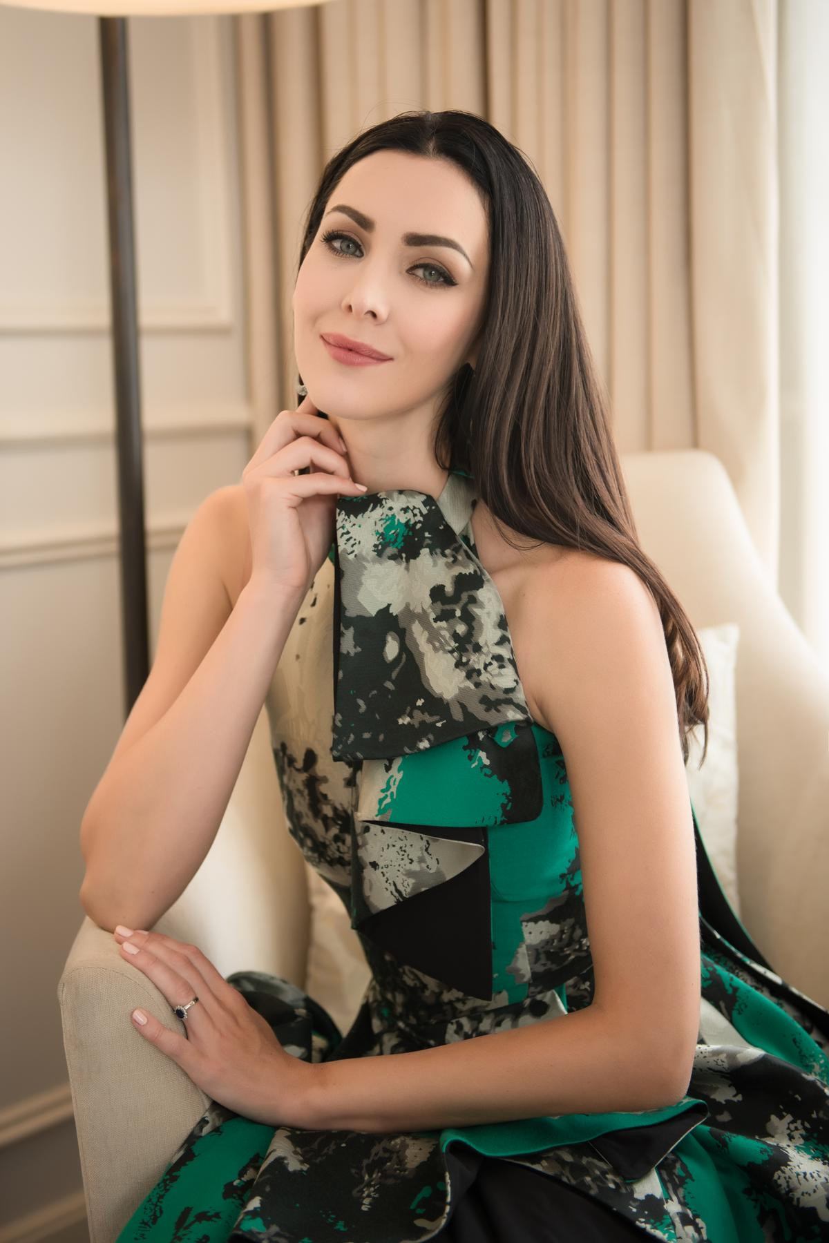 HH Hoàn Vũ Natalie Glebova khoe sắc trong thiết kế Việt Ảnh 6