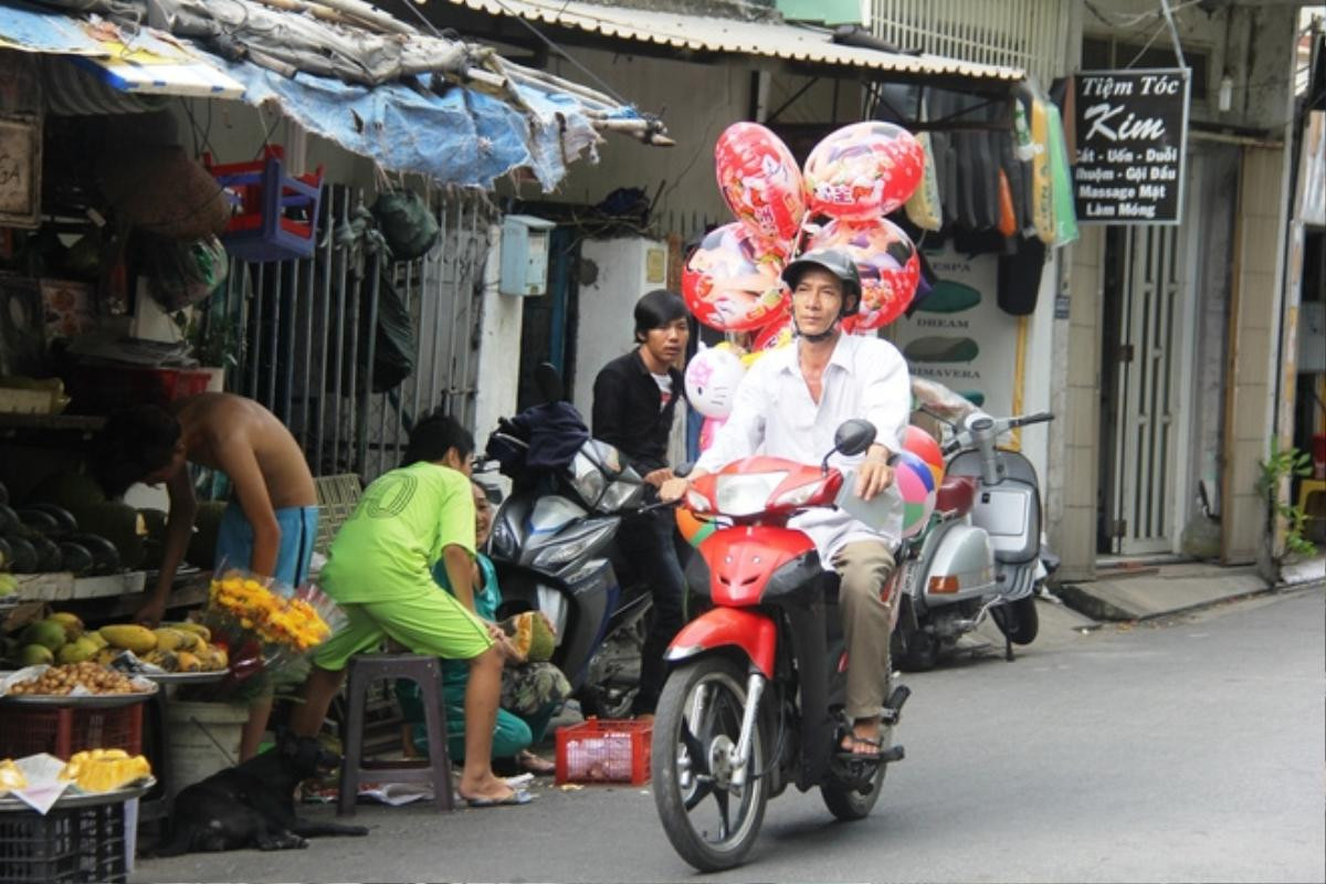 Vụ người cha bán hết đồ đạc để tìm hai con mất tích: Hai bé theo cha mẹ nuôi mới quen về nhà trọ Ảnh 4