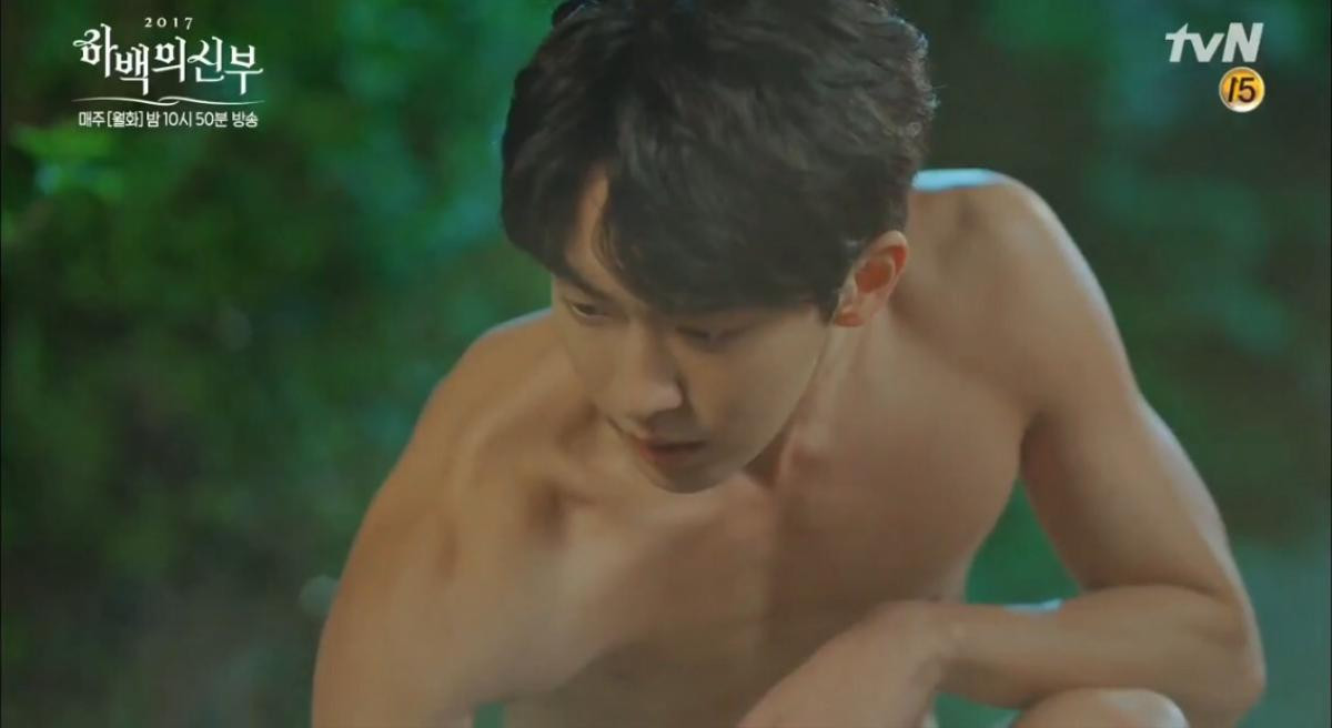 Fans sốc vì Nam Joo Hyuk nude ngay ở tập đầu 'Cô dâu thủy thần'! Ảnh 6